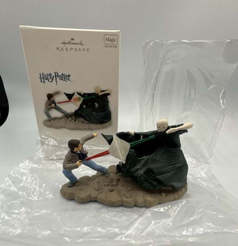 Hallmark Keepsake Ornament Harry Potter The Final Battle Magic Light/Sound 2012